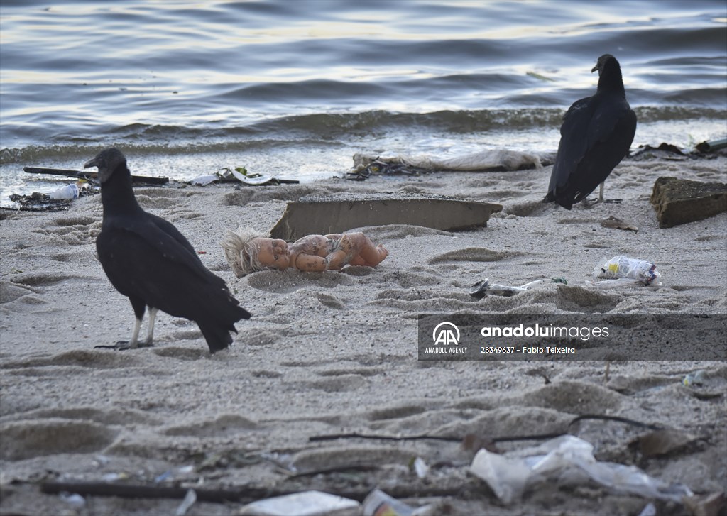 Pollution in the waters of Guanabara Bay in Rio de Janeiro