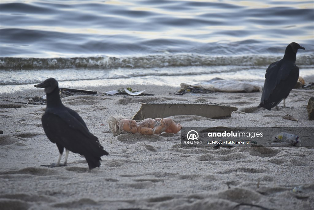 Pollution in the waters of Guanabara Bay in Rio de Janeiro