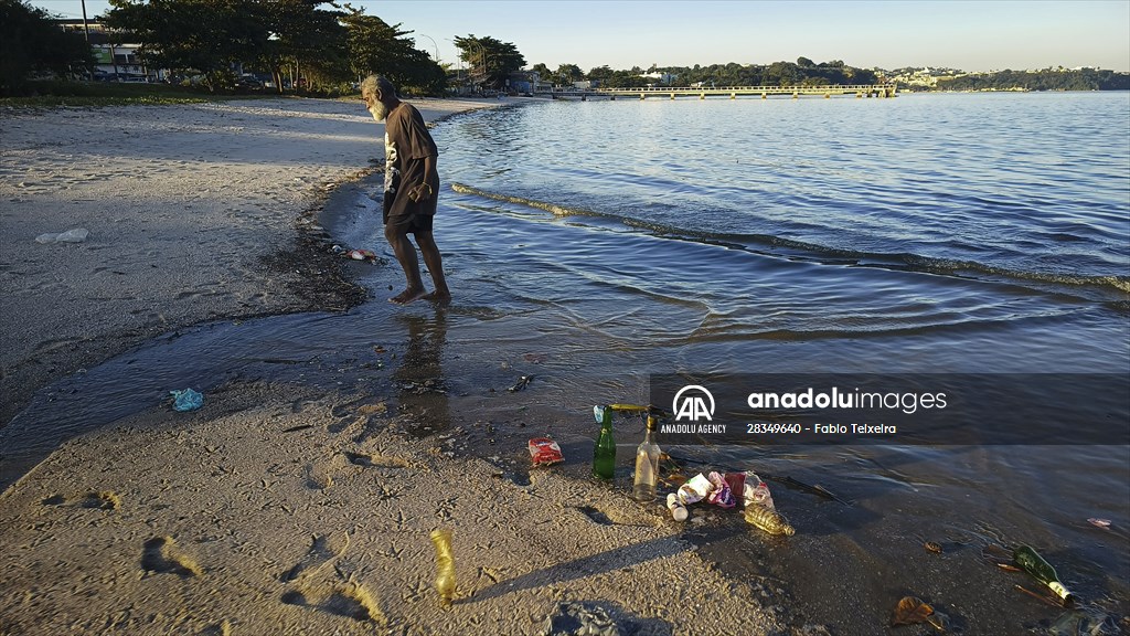 Pollution in the waters of Guanabara Bay in Rio de Janeiro
