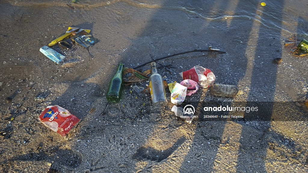 Pollution in the waters of Guanabara Bay in Rio de Janeiro