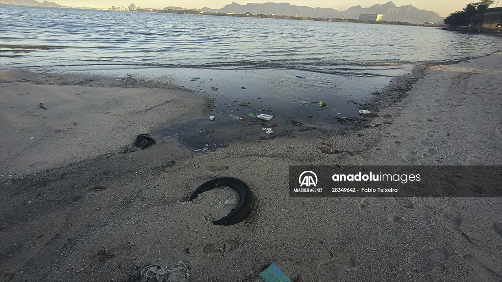 Pollution in the waters of Guanabara Bay in Rio de Janeiro