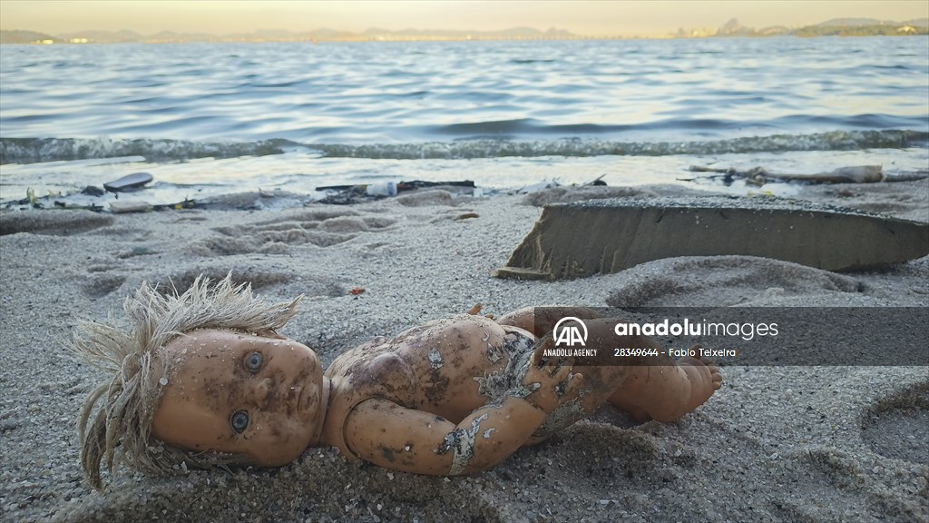 Pollution in the waters of Guanabara Bay in Rio de Janeiro