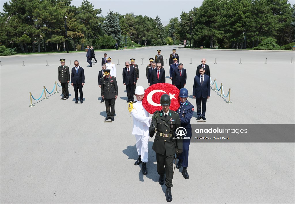 Cumhurbaşkanı Erdoğan başkanlığındaki YAŞ üyeleri Anıtkabir'i ziyaret etti
