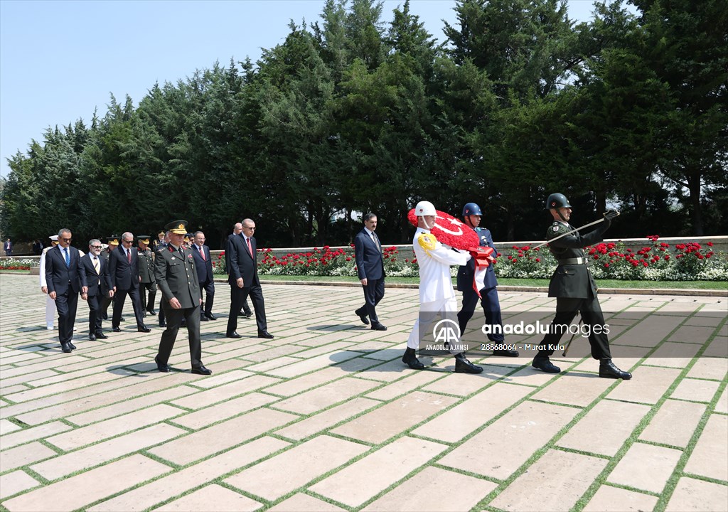 Cumhurbaşkanı Erdoğan başkanlığındaki YAŞ üyeleri Anıtkabir'i ziyaret etti