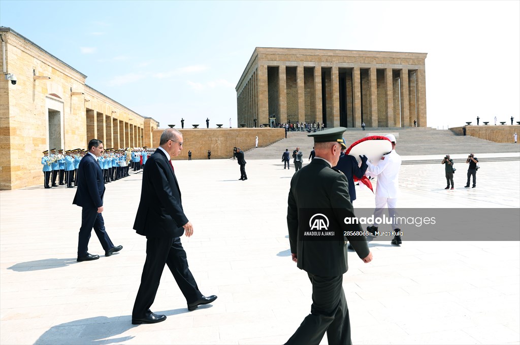 Cumhurbaşkanı Erdoğan başkanlığındaki YAŞ üyeleri Anıtkabir'i ziyaret etti