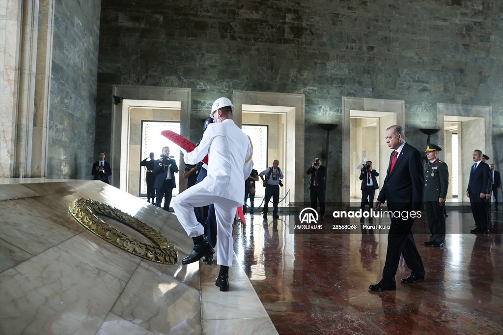 Cumhurbaşkanı Erdoğan başkanlığındaki YAŞ üyeleri Anıtkabir'i ziyaret etti