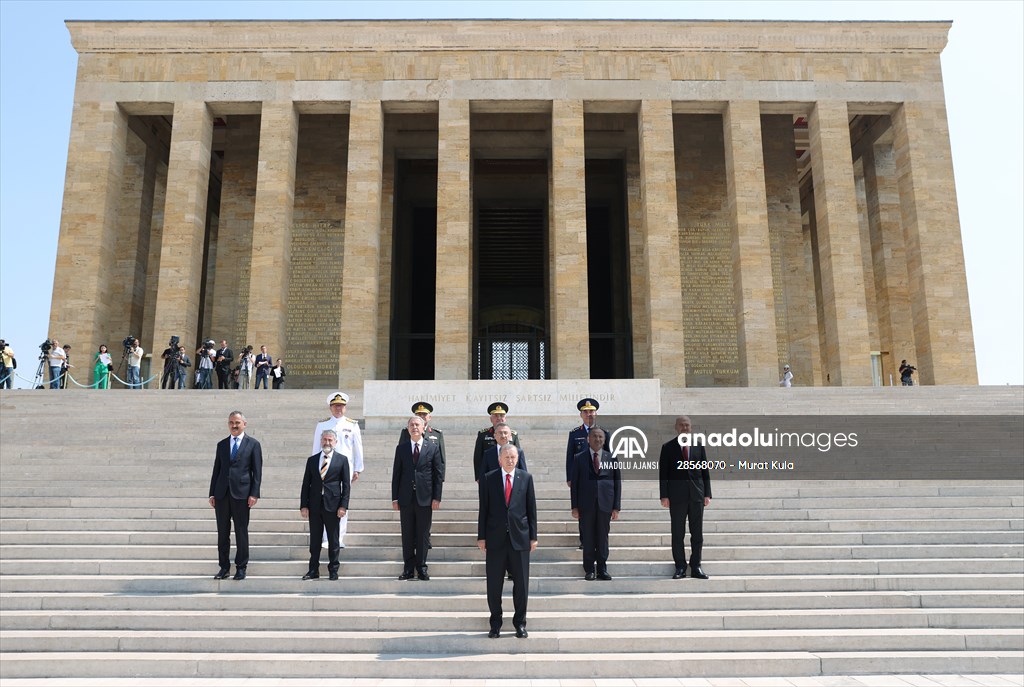 Cumhurbaşkanı Erdoğan başkanlığındaki YAŞ üyeleri Anıtkabir'i ziyaret etti
