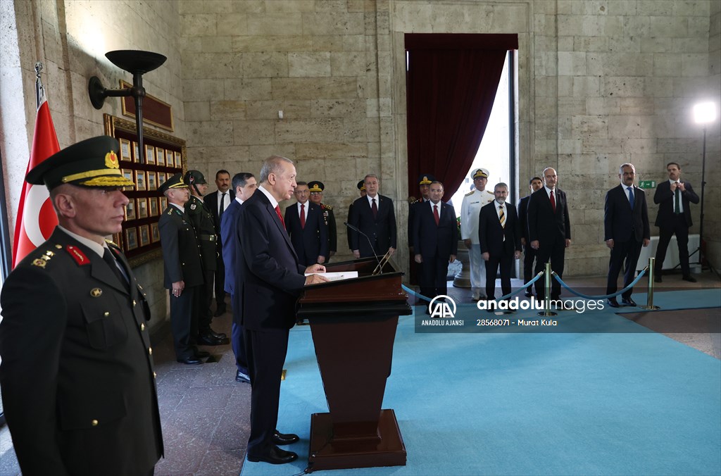 Cumhurbaşkanı Erdoğan başkanlığındaki YAŞ üyeleri Anıtkabir'i ziyaret etti