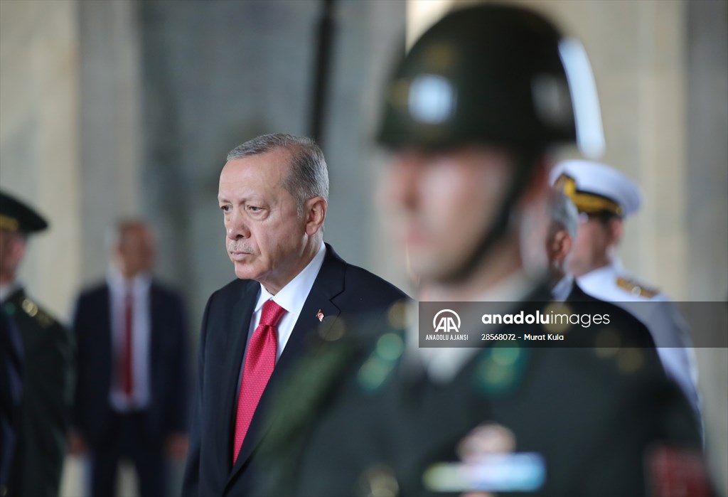 Cumhurbaşkanı Erdoğan başkanlığındaki YAŞ üyeleri Anıtkabir'i ziyaret etti