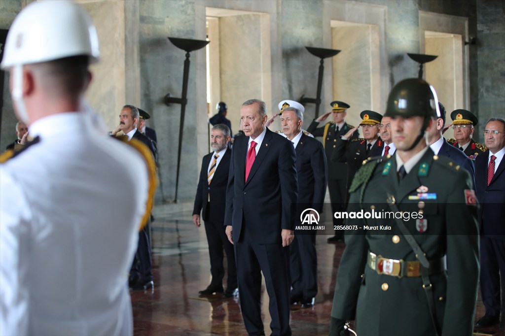 Cumhurbaşkanı Erdoğan başkanlığındaki YAŞ üyeleri Anıtkabir'i ziyaret etti