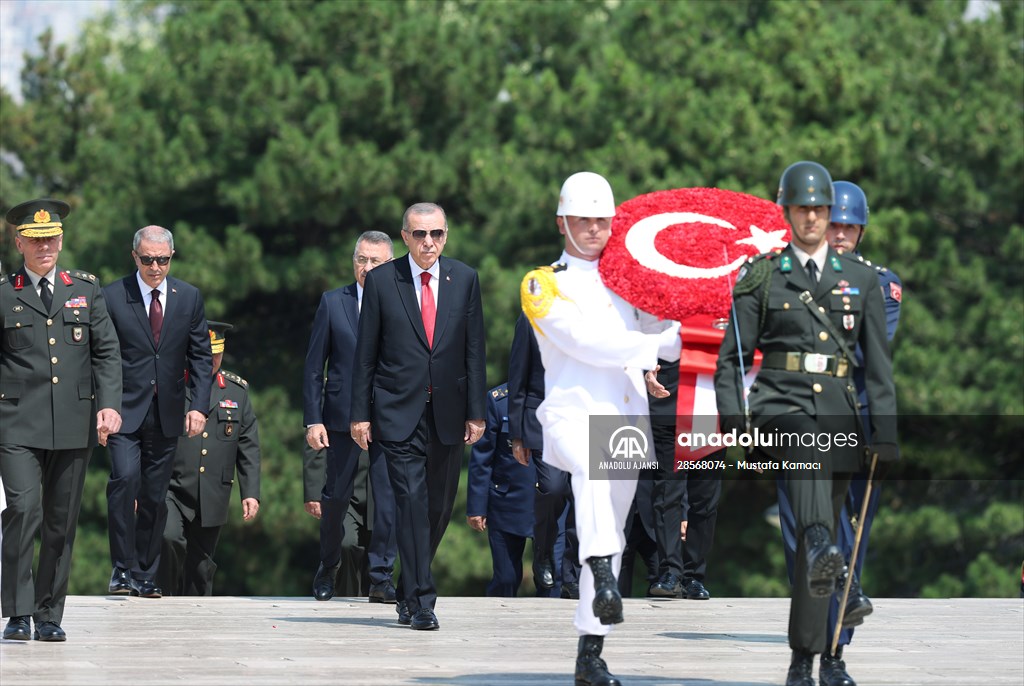 Cumhurbaşkanı Erdoğan başkanlığındaki YAŞ üyeleri Anıtkabir'i ziyaret etti