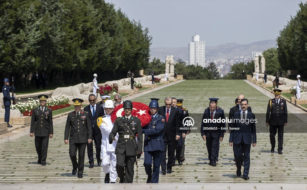 Cumhurbaşkanı Recep Tayyip Erdoğan Yüksek Askeri Şura üyeleri ile Anıtkabir'i ziyaret etti