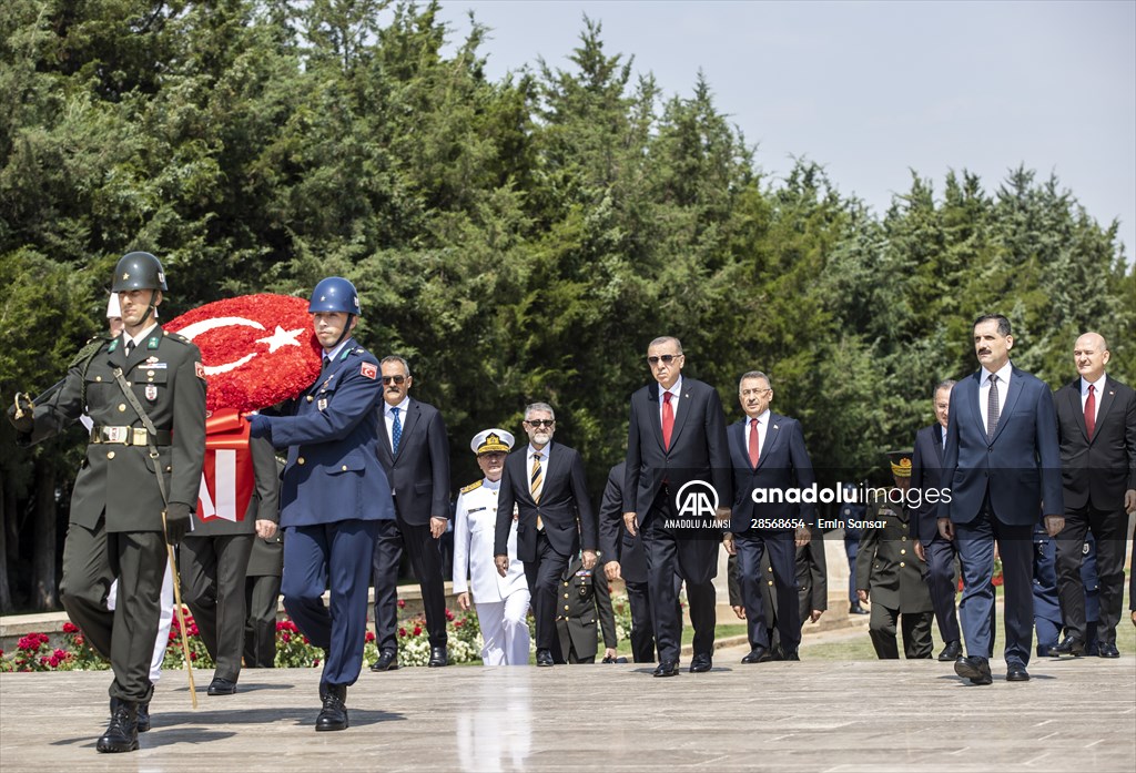 Cumhurbaşkanı Recep Tayyip Erdoğan Yüksek Askeri Şura üyeleri ile Anıtkabir'i ziyaret etti