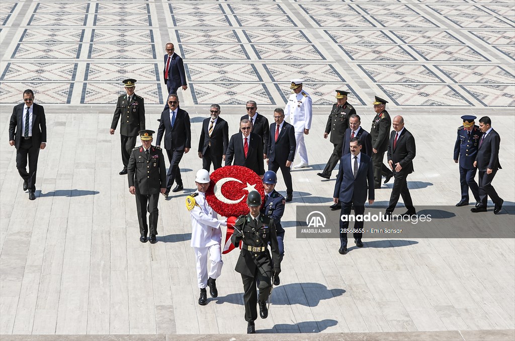 Cumhurbaşkanı Recep Tayyip Erdoğan Yüksek Askeri Şura üyeleri ile Anıtkabir'i ziyaret etti