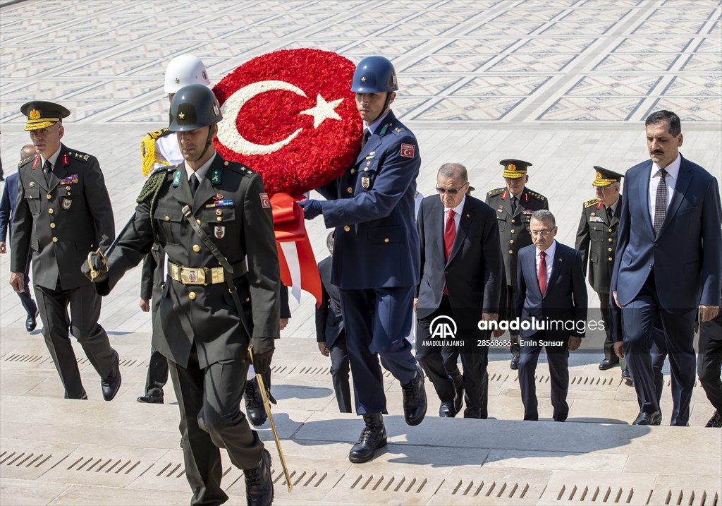 Cumhurbaşkanı Recep Tayyip Erdoğan Yüksek Askeri Şura üyeleri ile Anıtkabir'i ziyaret etti