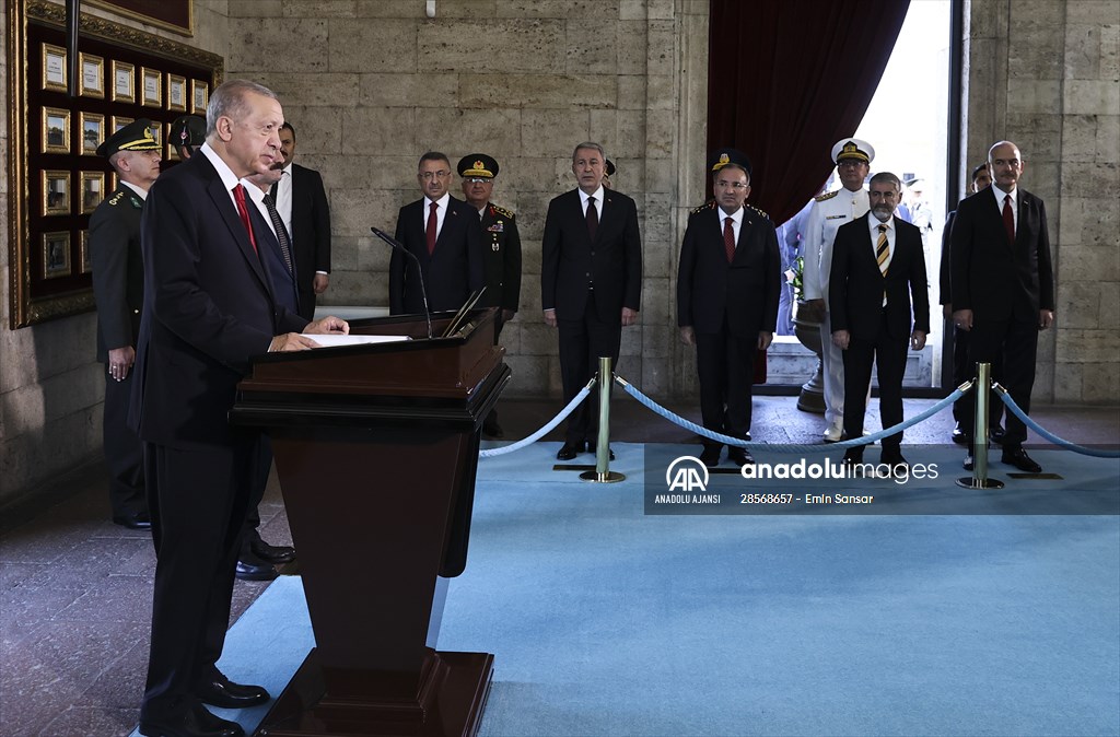 Cumhurbaşkanı Recep Tayyip Erdoğan Yüksek Askeri Şura üyeleri ile Anıtkabir'i ziyaret etti