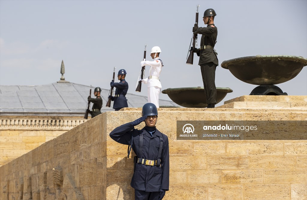 Cumhurbaşkanı Recep Tayyip Erdoğan Yüksek Askeri Şura üyeleri ile Anıtkabir'i ziyaret etti