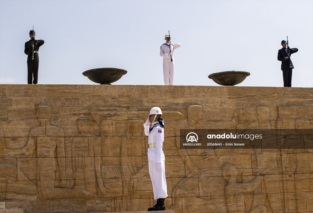 Cumhurbaşkanı Recep Tayyip Erdoğan Yüksek Askeri Şura üyeleri ile Anıtkabir'i ziyaret etti