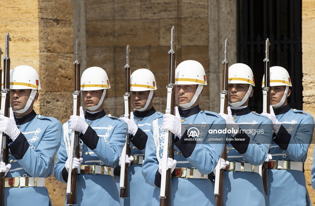 Cumhurbaşkanı Recep Tayyip Erdoğan Yüksek Askeri Şura üyeleri ile Anıtkabir'i ziyaret etti