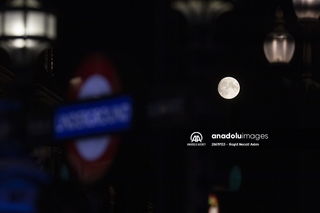 Full moon in London