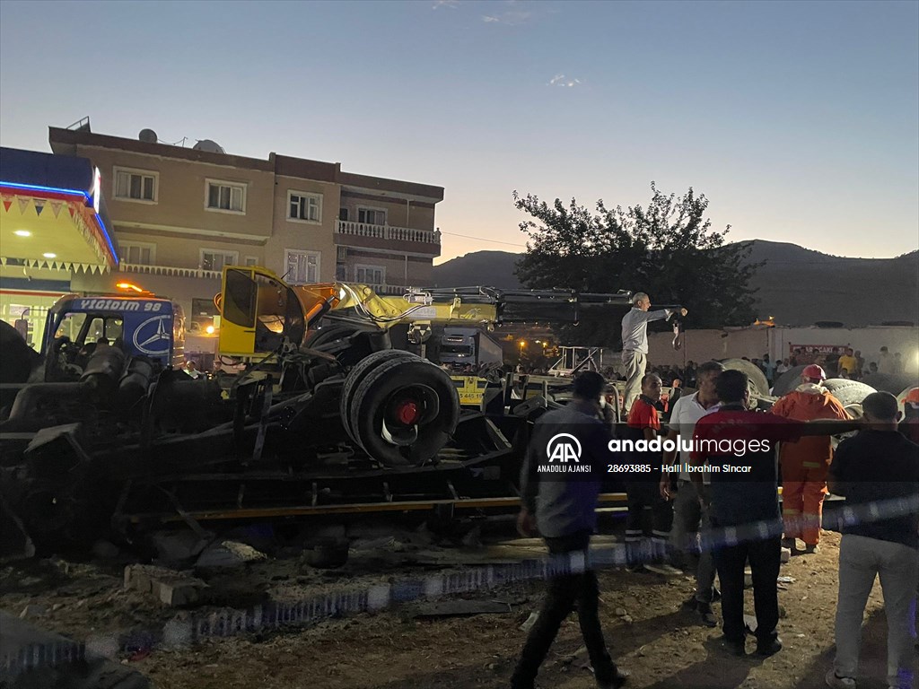 Mardin'de kaza yapan araçlara müdahale edenlere tır çarptı, 8 kişi hayatını kaybetti