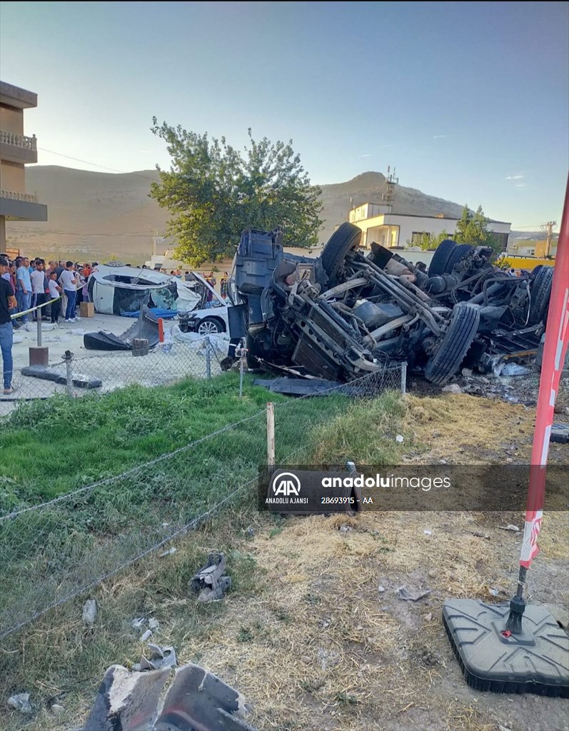 Mardin'de kaza yapan araçlara müdahale edenlere tır çarptı, 8 kişi hayatını kaybetti