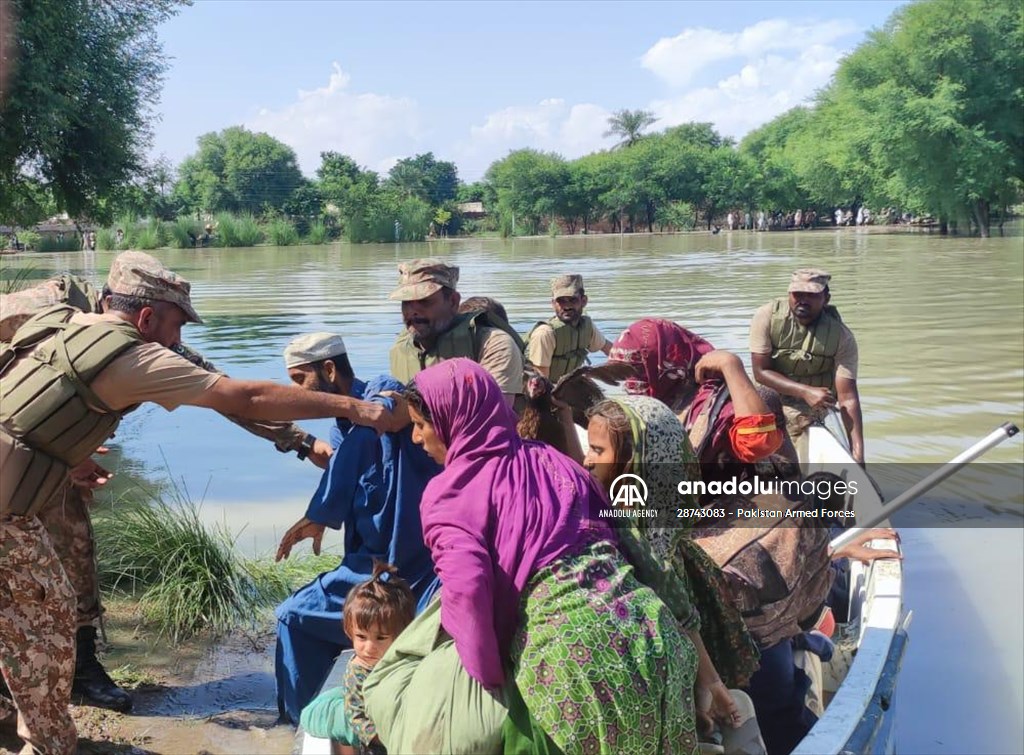 Pakistan Army assist search and rescue operations