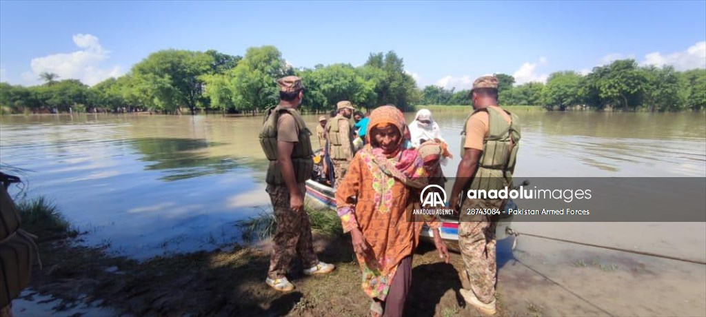 Pakistan Army assist search and rescue operations