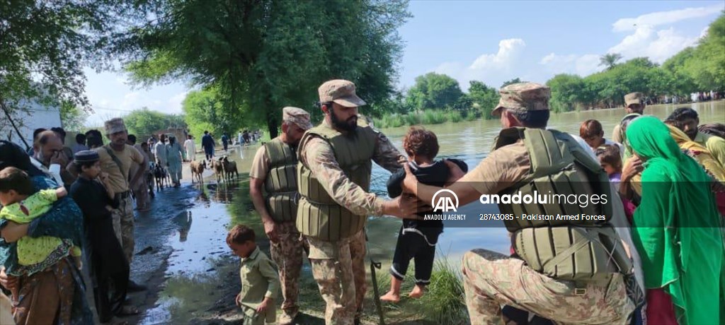 Pakistan Army assist search and rescue operations