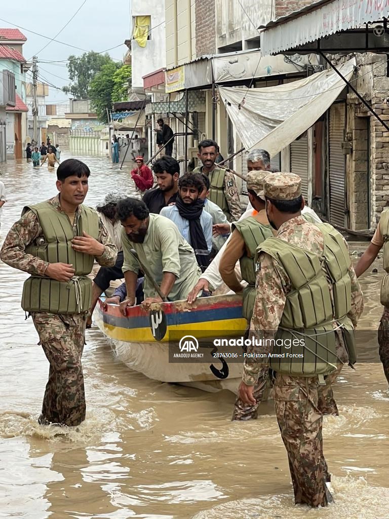 Pakistan Army assist search and rescue operations