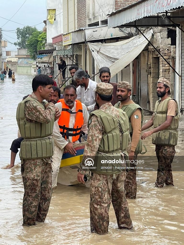 Pakistan Army assist search and rescue operations