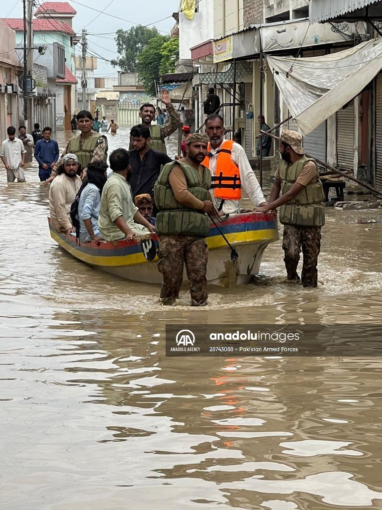 Pakistan Army assist search and rescue operations