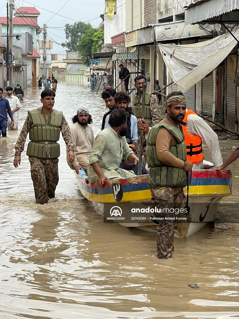 Pakistan Army assist search and rescue operations