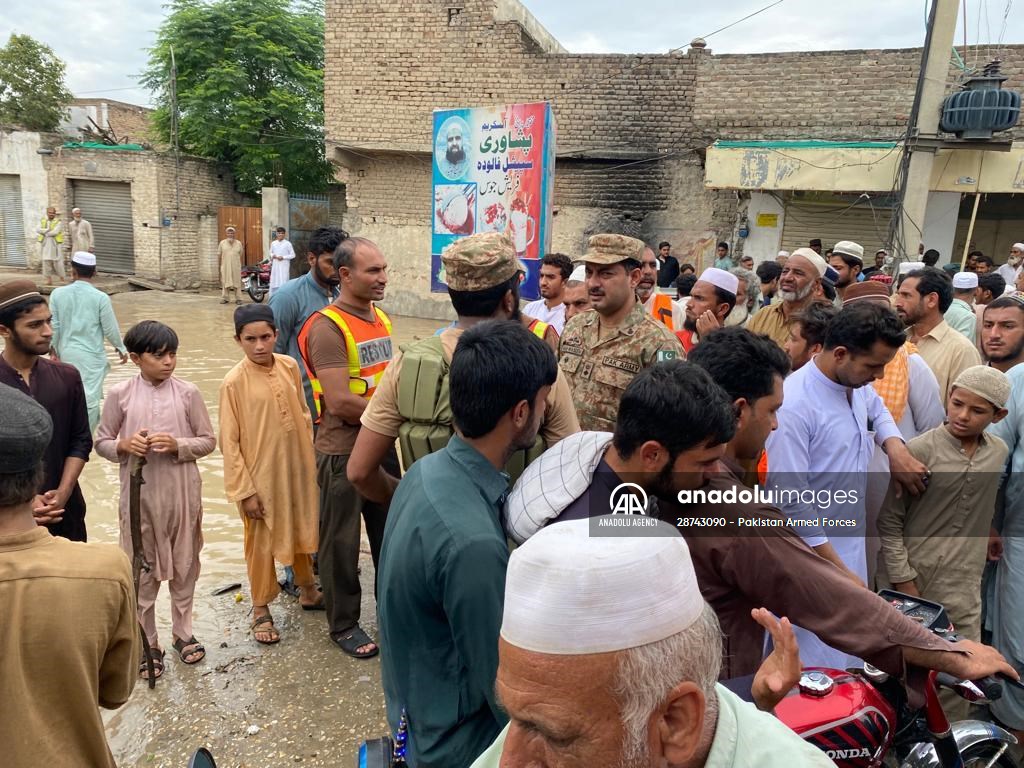 Pakistan Army assist search and rescue operations