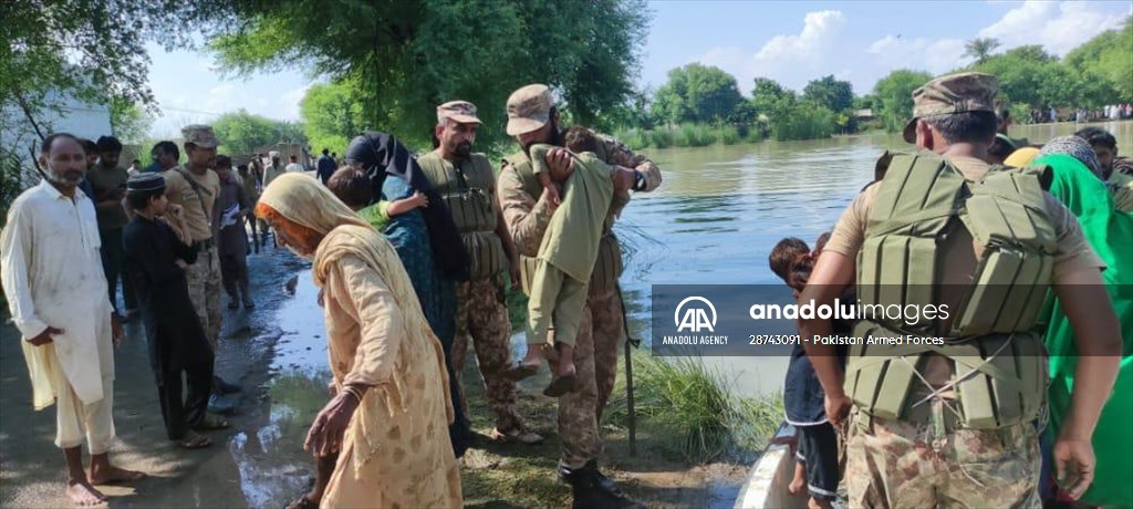 Pakistan Army assist search and rescue operations