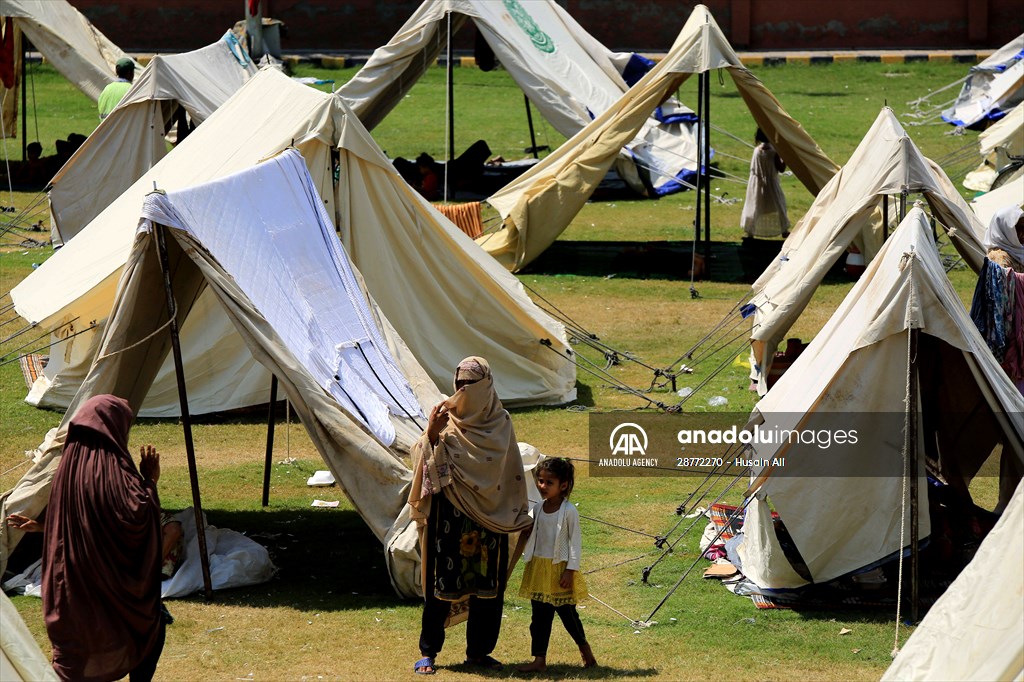 Pakistani flood victims in makeshift camp