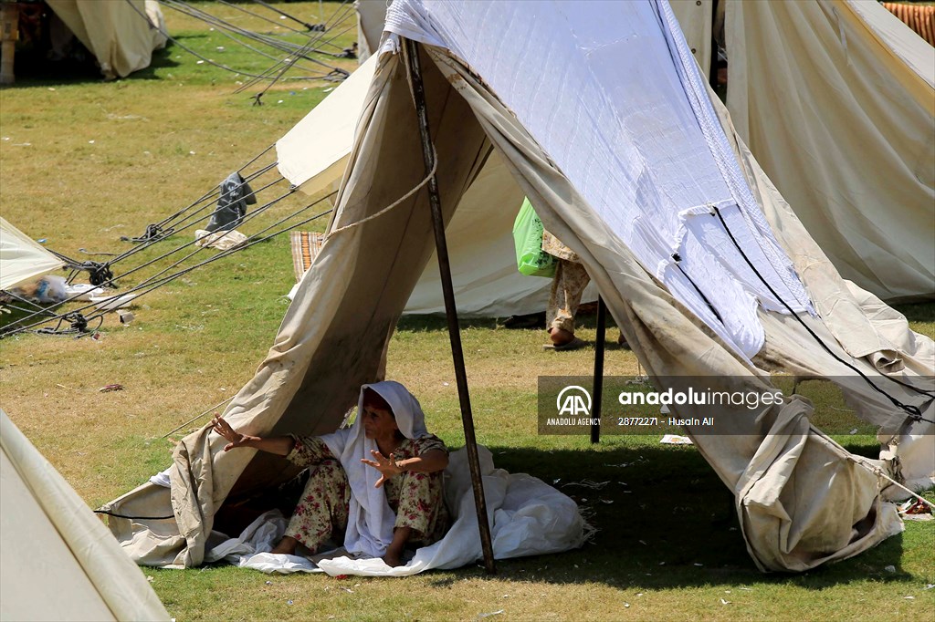 Pakistani flood victims in makeshift camp