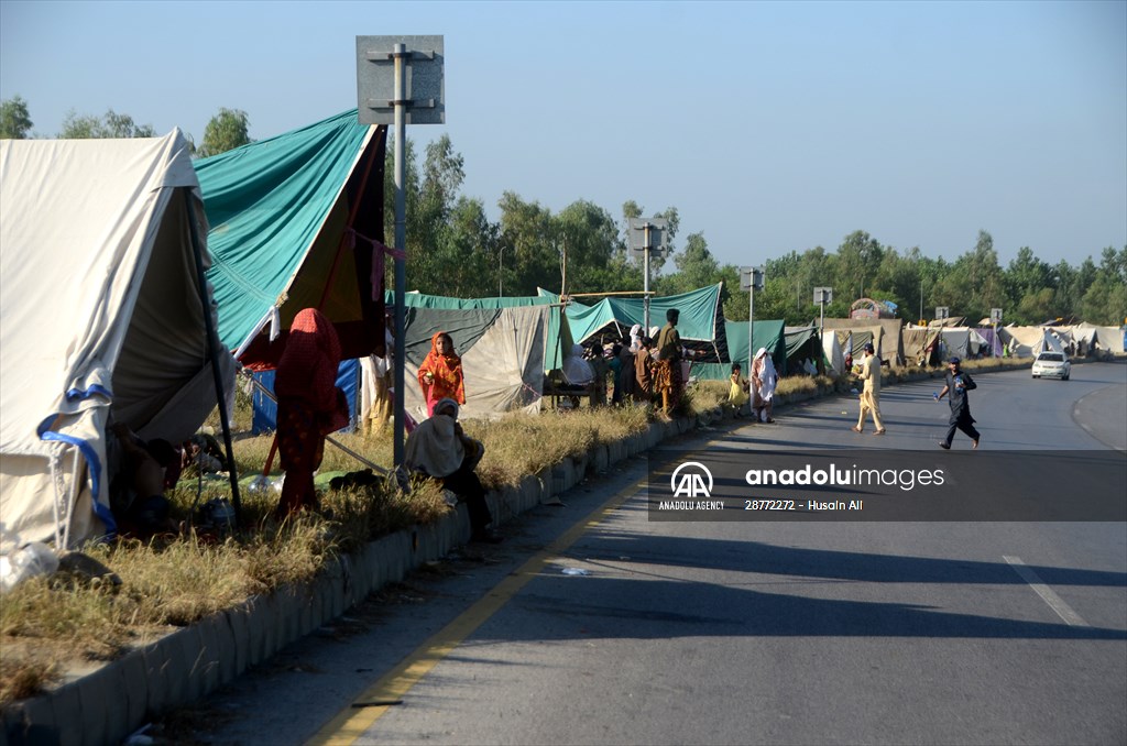 Pakistani flood victims in makeshift camp