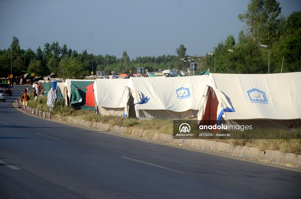 Pakistani flood victims in makeshift camp