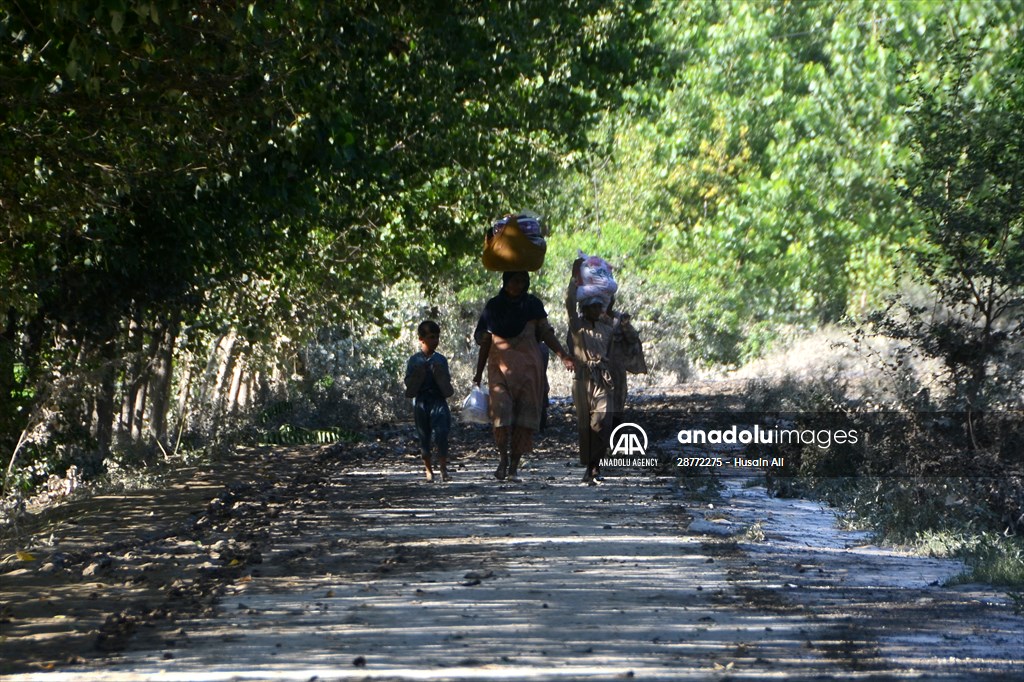 Pakistani flood victims in makeshift camp