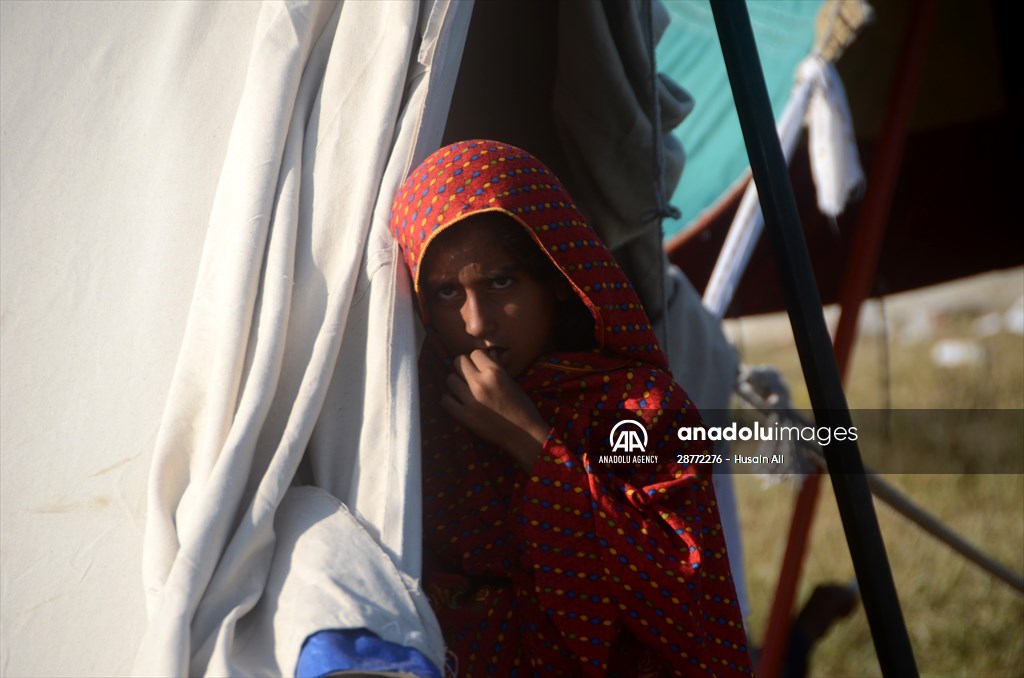 Pakistani flood victims in makeshift camp
