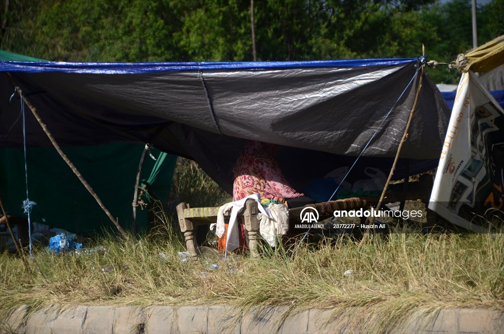 Pakistani flood victims in makeshift camp