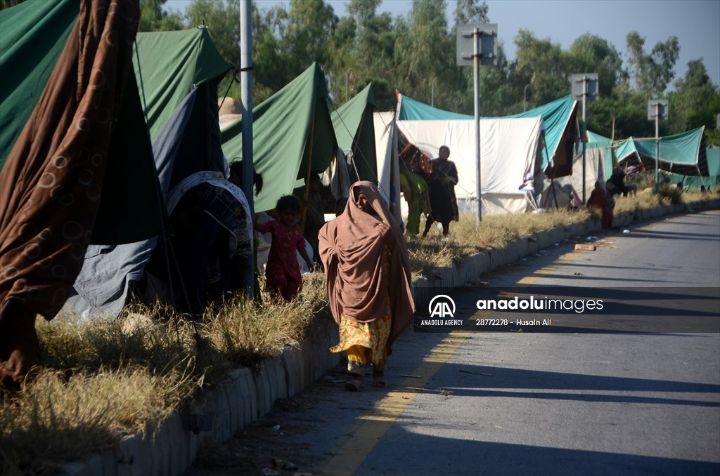 Pakistani flood victims in makeshift camp