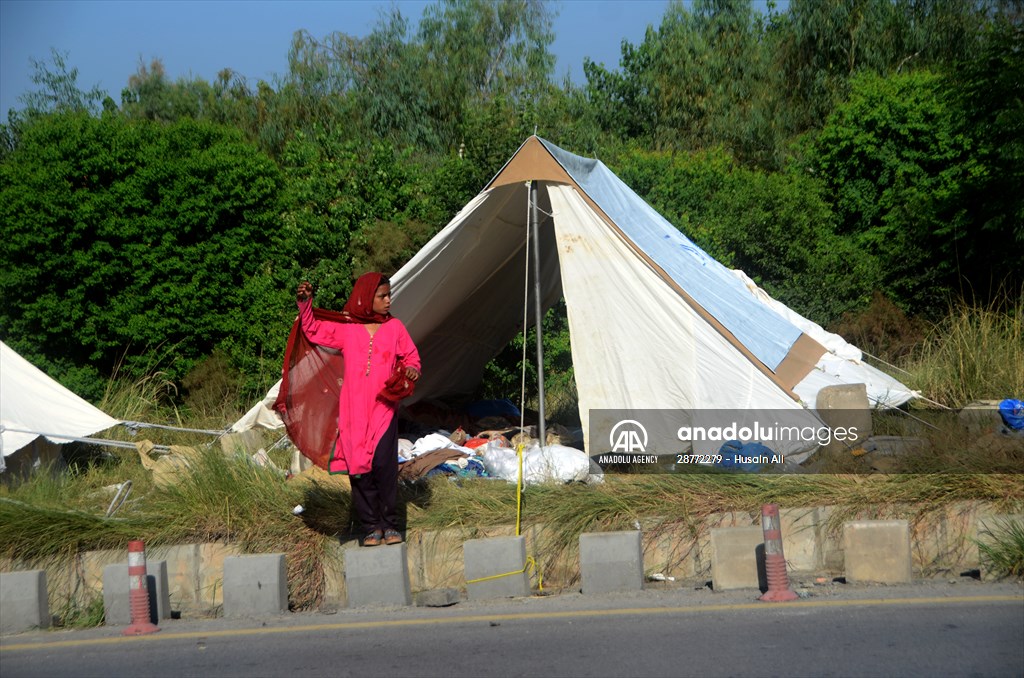 Pakistani flood victims in makeshift camp