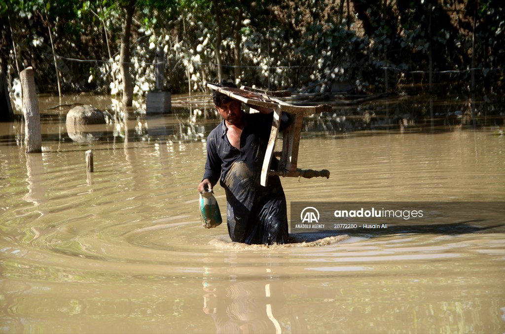 Pakistani flood victims in makeshift camp