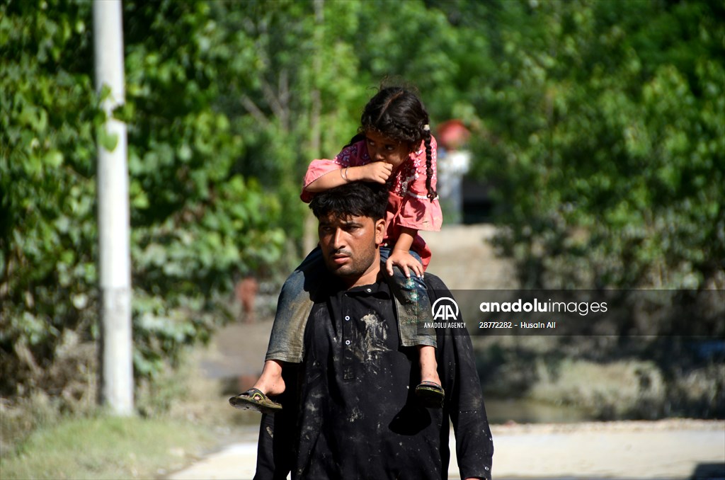 Pakistani flood victims in makeshift camp