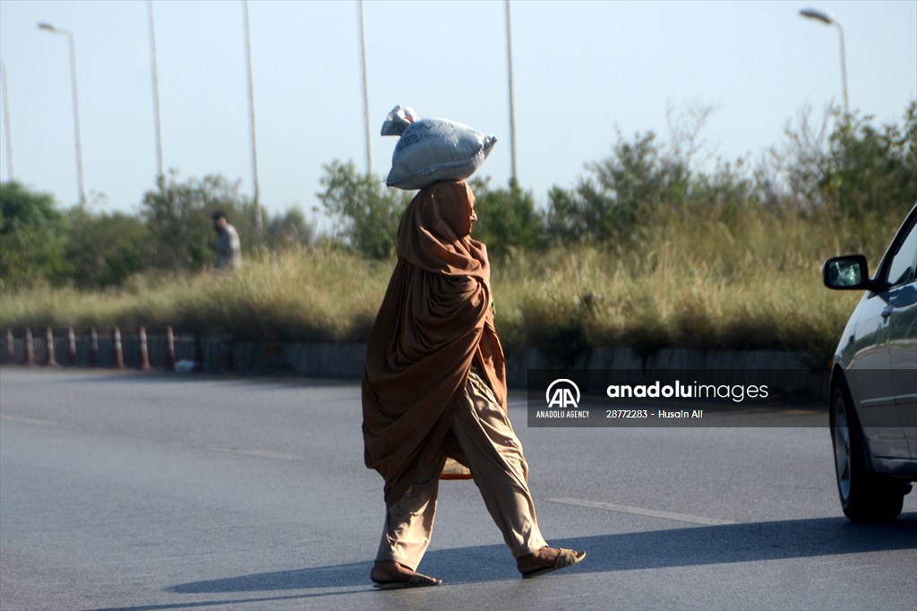 Pakistani flood victims in makeshift camp