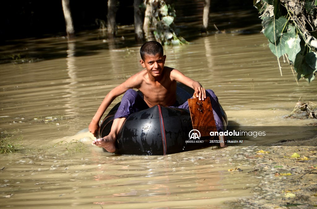 Pakistani flood victims in makeshift camp