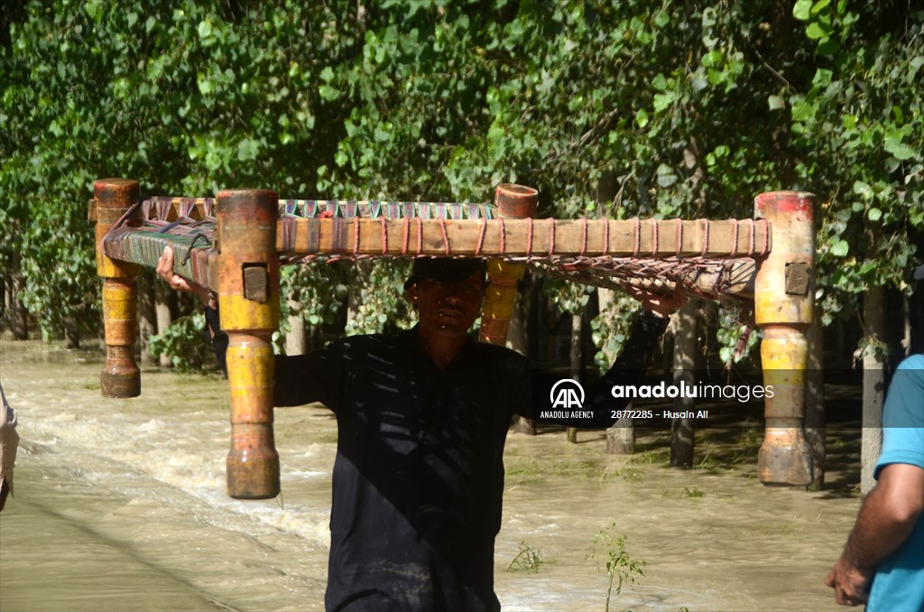 Pakistani flood victims in makeshift camp