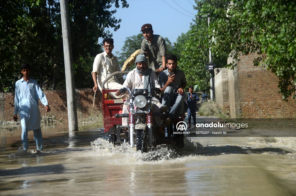 Pakistani flood victims in makeshift camp